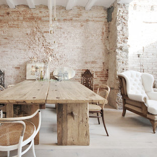 Modelo de comedor mediterráneo con paredes blancas y suelo de madera clara