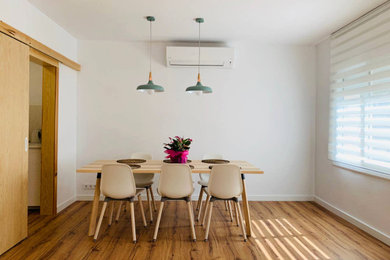 Foto de comedor escandinavo de tamaño medio abierto con paredes blancas y suelo laminado