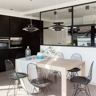 Imagen de comedor de cocina contemporáneo con paredes blancas y suelo gris