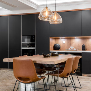 Immagine di una sala da pranzo contemporanea con pareti bianche, parquet chiaro, pavimento beige e soffitto ribassato