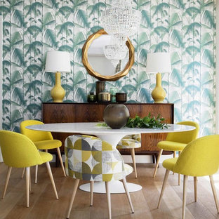 Ejemplo de comedor tropical, sin chimenea, con paredes multicolor, suelo de madera clara y suelo beige