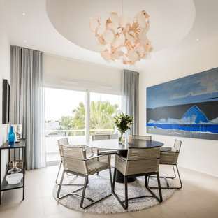 Imagen de comedor actual, cerrado, con paredes blancas y suelo beige
