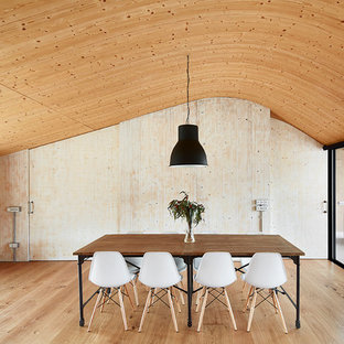 Ejemplo de comedor campestre, sin chimenea, con paredes beige y suelo de madera clara