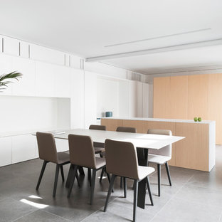 Modelo de comedor de cocina minimalista con paredes blancas y suelo gris