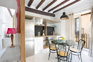 他の地域にある高級な中くらいな地中海スタイルのおしゃれなダイニングキッチン (セラミックタイルの床、白い床) の写真