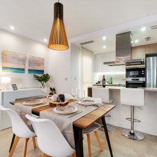 Foto de comedor de cocina contemporáneo, sin chimenea, con paredes blancas y suelo beige