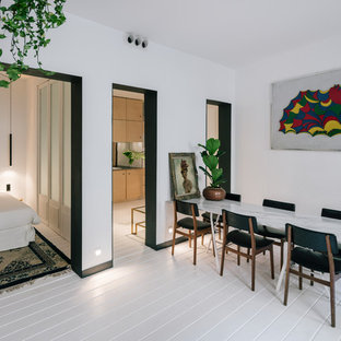 Diseño de comedor contemporáneo, de tamaño medio, cerrado, con paredes blancas, suelo de madera pintada y suelo blanco