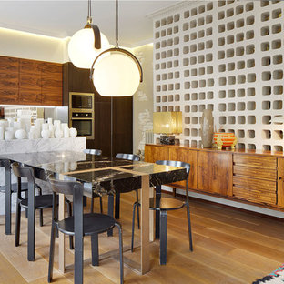 Modelo de comedor de estilo zen, de tamaño medio, abierto, con paredes beige, suelo de madera clara y suelo beige