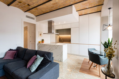 Ejemplo de comedor moderno de tamaño medio abierto con paredes blancas, suelo de madera en tonos medios, chimenea de esquina, marco de chimenea de metal y suelo beige