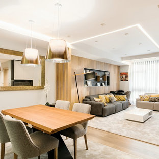 Diseño de comedor contemporáneo, abierto, con paredes grises y suelo de madera clara