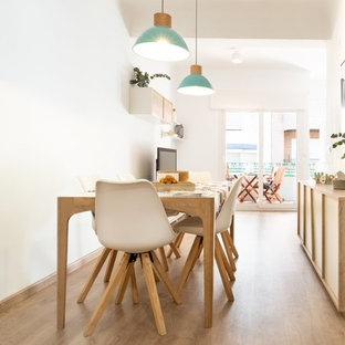 Foto de comedor nórdico con paredes blancas, suelo de madera clara y suelo beige