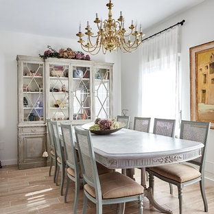 Ejemplo de comedor mediterráneo, de tamaño medio, sin chimenea, con paredes blancas y suelo beige