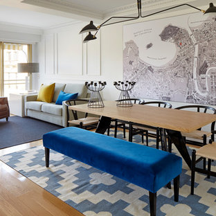 Diseño de comedor contemporáneo, grande, abierto, sin chimenea, con paredes blancas y suelo de madera clara