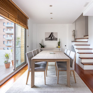 Diseño de comedor escandinavo, de tamaño medio, abierto, sin chimenea, con paredes blancas, suelo de madera en tonos medios y suelo marrón