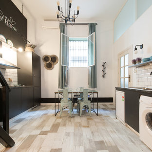 Modelo de comedor de cocina urbano con paredes blancas, suelo beige y suelo de madera pintada