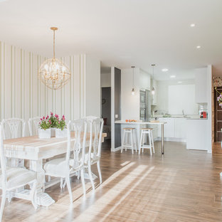 Ejemplo de comedor de cocina romántico con paredes verdes, suelo de madera en tonos medios y suelo marrón