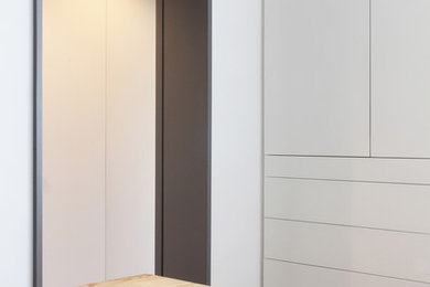 Ejemplo de comedor nórdico pequeño abierto con paredes blancas y suelo de madera clara