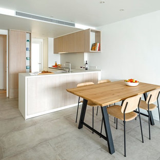Foto de comedor de cocina escandinavo con paredes blancas, suelo de cemento y suelo gris