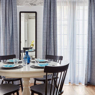 Imagen de comedor clásico renovado, sin chimenea, con paredes multicolor, suelo de madera en tonos medios y suelo marrón