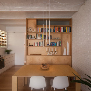 Modelo de comedor de cocina abovedado y ladrillo, escandinavo, de tamaño medio, ladrillo, con paredes blancas, suelo de madera en tonos medios y ladrillo