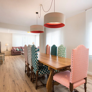 Diseño de comedor mediterráneo, abierto, con suelo de madera en tonos medios y suelo marrón