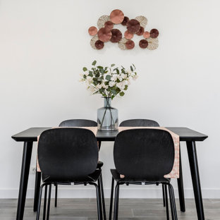 Diseño de comedor contemporáneo, de tamaño medio, con paredes blancas, suelo de baldosas de porcelana y suelo gris