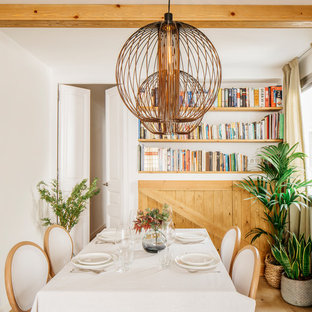 Ejemplo de comedor mediterráneo con paredes blancas y suelo de madera clara