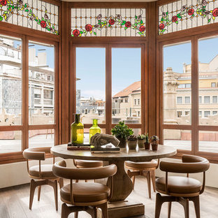 Diseño de comedor mediterráneo, de tamaño medio, abierto, con paredes beige, suelo de madera oscura y suelo marrón