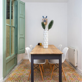 Foto de comedor ecléctico, pequeño, con paredes blancas y suelo multicolor