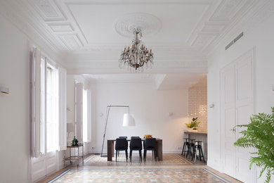 Esempio di una sala da pranzo aperta verso il soggiorno classica di medie dimensioni con pareti bianche, pavimento con piastrelle in ceramica e nessun camino