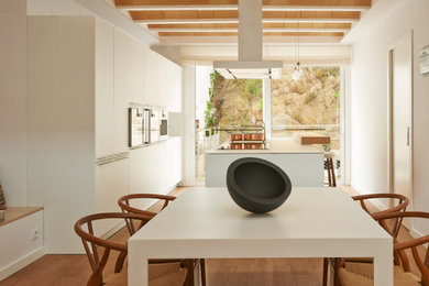 Idee per una grande sala da pranzo aperta verso il soggiorno mediterranea con pareti bianche, pavimento in legno massello medio e pavimento marrone