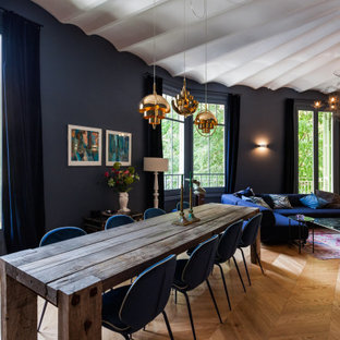 Foto de comedor mediterráneo, de tamaño medio, sin chimenea, con suelo marrón, paredes azules y suelo de madera en tonos medios