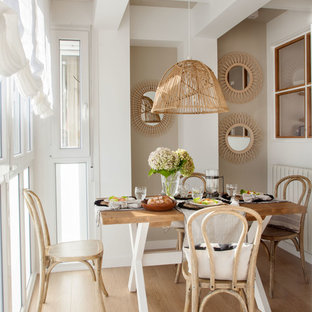 Foto de comedor escandinavo con paredes beige, suelo de madera clara y suelo beige