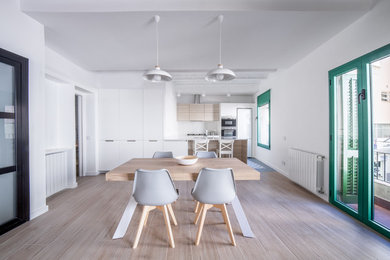 Cette image montre une salle à manger design avec un sol en bois brun.