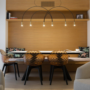 Diseño de comedor actual, de tamaño medio, abierto, con suelo de piedra caliza, paredes blancas y suelo beige
