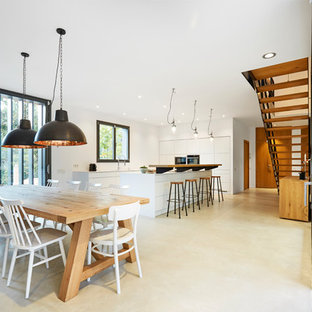 Diseño de comedor escandinavo, extra grande, abierto, con suelo beige, paredes blancas y suelo de cemento