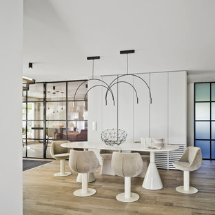 Ejemplo de comedor actual con paredes blancas, suelo de madera clara y suelo beige