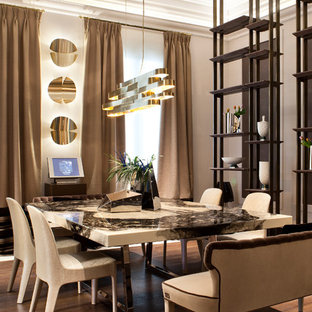 Imagen de comedor actual con paredes blancas, suelo de madera en tonos medios y suelo marrón