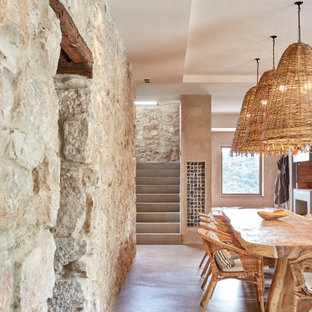 Imagen de comedor mediterráneo, de tamaño medio, sin chimenea, con paredes beige y suelo beige