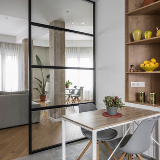 Imagen de comedor de cocina contemporáneo, pequeño, con paredes blancas, suelo de baldosas de porcelana y suelo gris