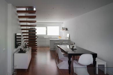 Modelo de comedor moderno pequeño abierto con paredes blancas y suelo de madera oscura
