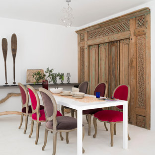 Diseño de comedor mediterráneo, de tamaño medio, sin chimenea, con paredes blancas y suelo blanco