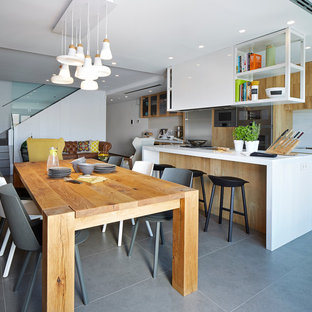 Immagine di una grande sala da pranzo aperta verso il soggiorno contemporanea con pareti bianche, pavimento con piastrelle in ceramica e nessun camino
