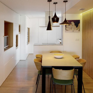Ejemplo de comedor de cocina moderno con paredes blancas, suelo de madera en tonos medios y suelo beige