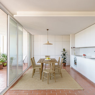 Modelo de comedor mediterráneo con paredes blancas y suelo rojo