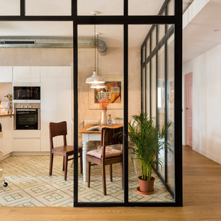 Idées déco pour une salle à manger ouverte sur la cuisine contemporaine de taille moyenne avec un mur beige, un sol en carrelage de céramique, aucune cheminée et un sol multicolore.