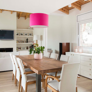 Diseño de comedor madera, mediterráneo, abierto, con paredes blancas, suelo de madera clara y suelo beige