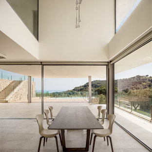 Imagen de comedor moderno con paredes blancas y suelo gris