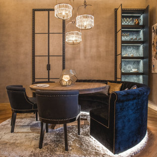 Modelo de comedor contemporáneo, de tamaño medio, con paredes grises, suelo de madera en tonos medios y suelo marrón