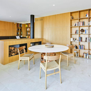Modelo de comedor madera, minimalista, abierto y madera, con estufa de leña, marco de chimenea de metal, suelo beige y madera